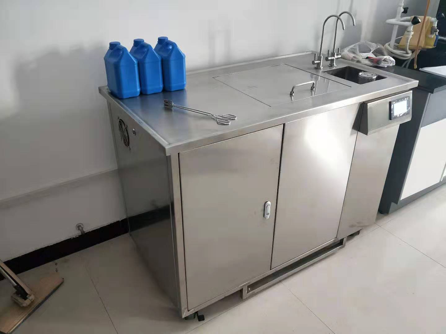 許昌市質量監督檢查中心使用中的多功能超聲波洗瓶機